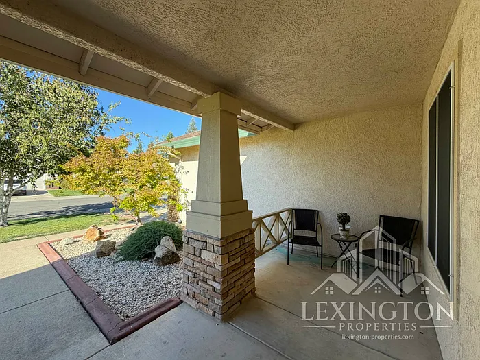 3 bed, 2.0 bath, 1820 sqft, $3,100 — Photo 3