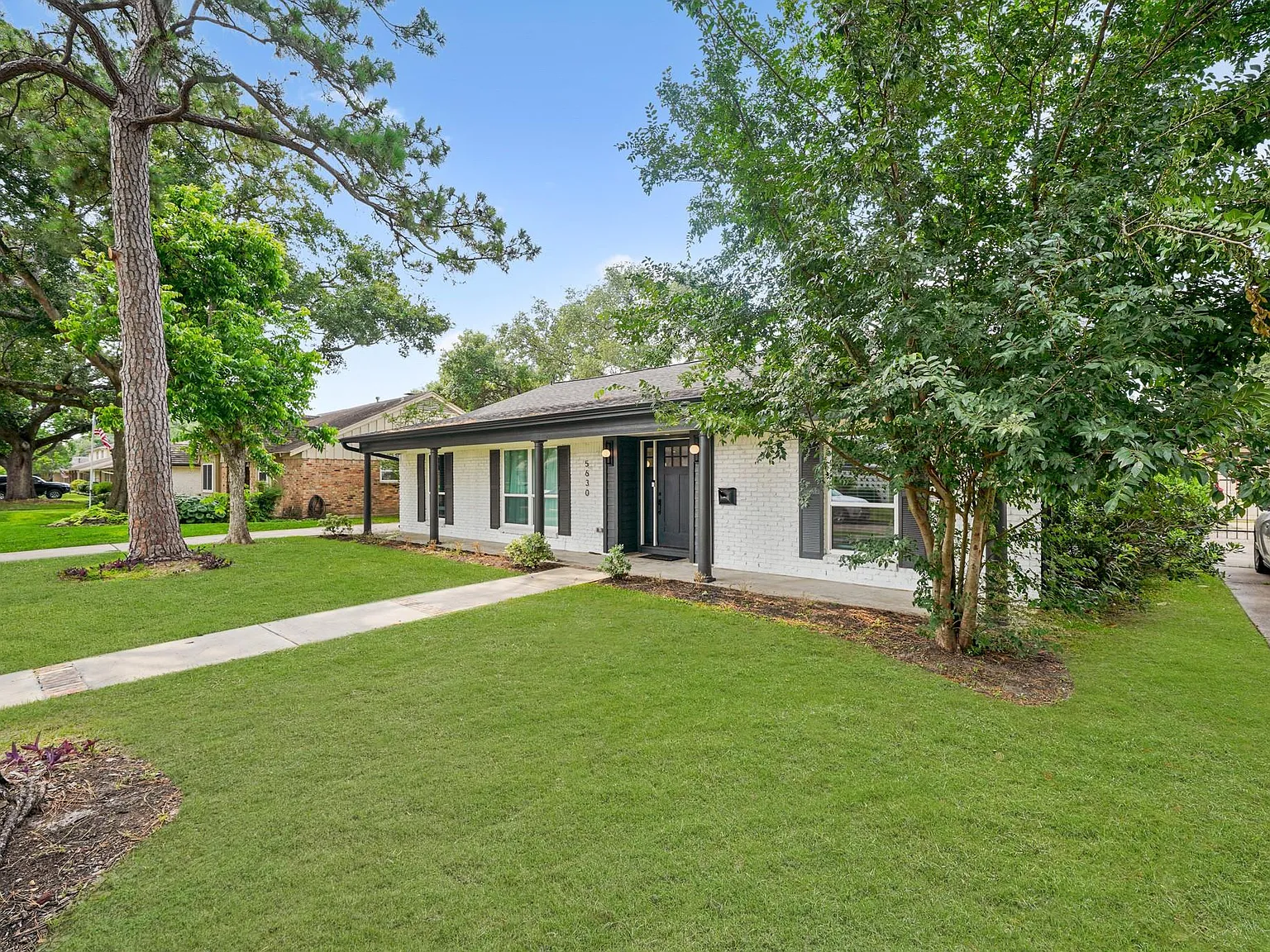 3 bed, 2.0 bath, 2319 sqft, $4,200 — Photo 4