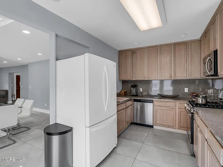 325 Roosevelt Ave — Photo 18