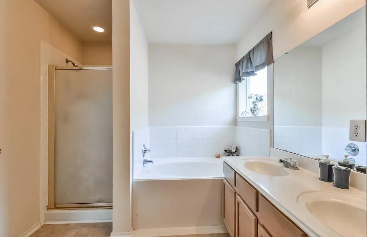 3 bed, 2.5 bath, 1760 sqft, $2,300 — Photo 3