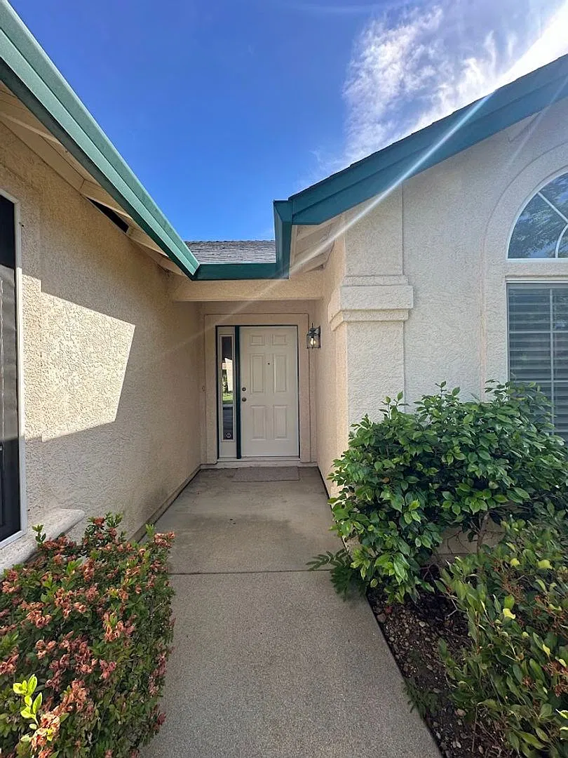 A Place to Call Home! 3 Bedrooms, Cozy Fireplace & Covered Patio! — Photo 4