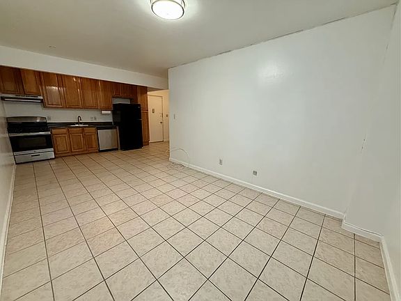 3rd image of 535 W 51st St APT Lh