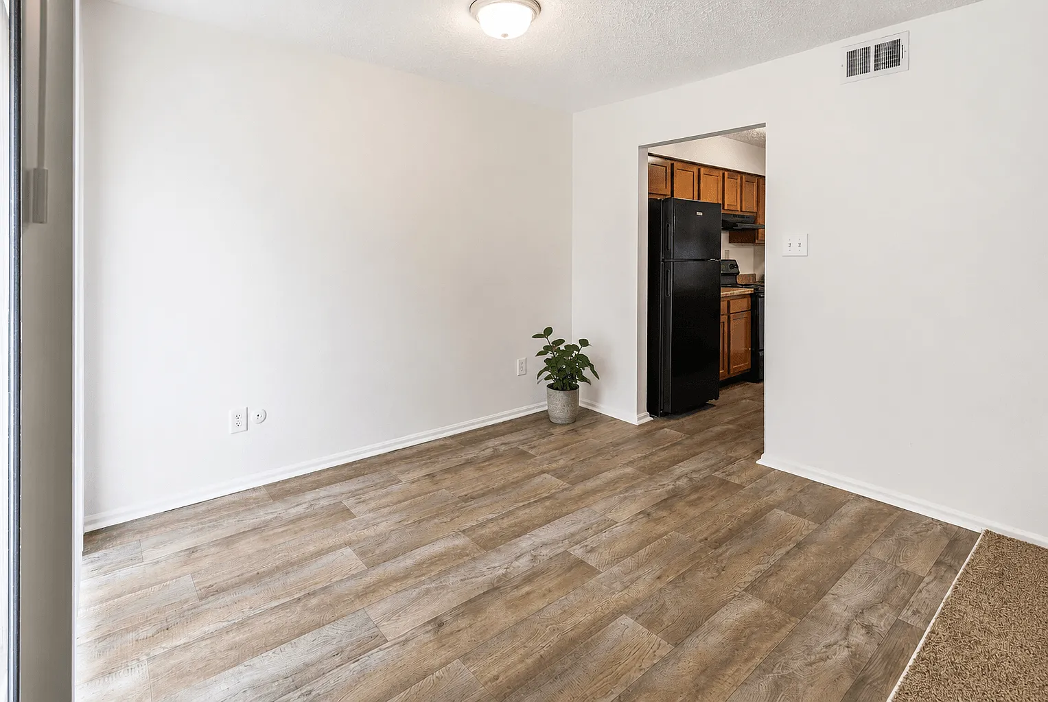 Lake Camelot Apartments — Photo 3