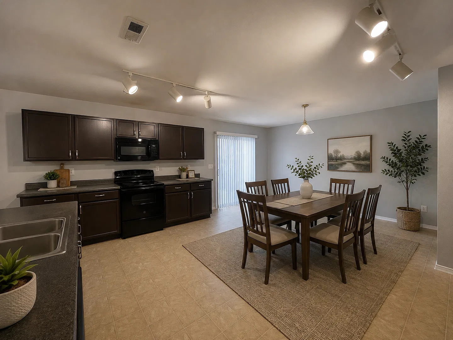 Must view this Stunning 5 bedroom 2.5 ba home Located in a very desirable North Lake area — Photo 4