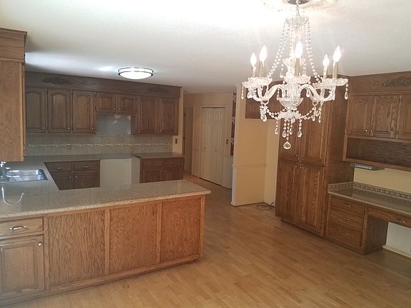 Kitchen w/plenty cabinets