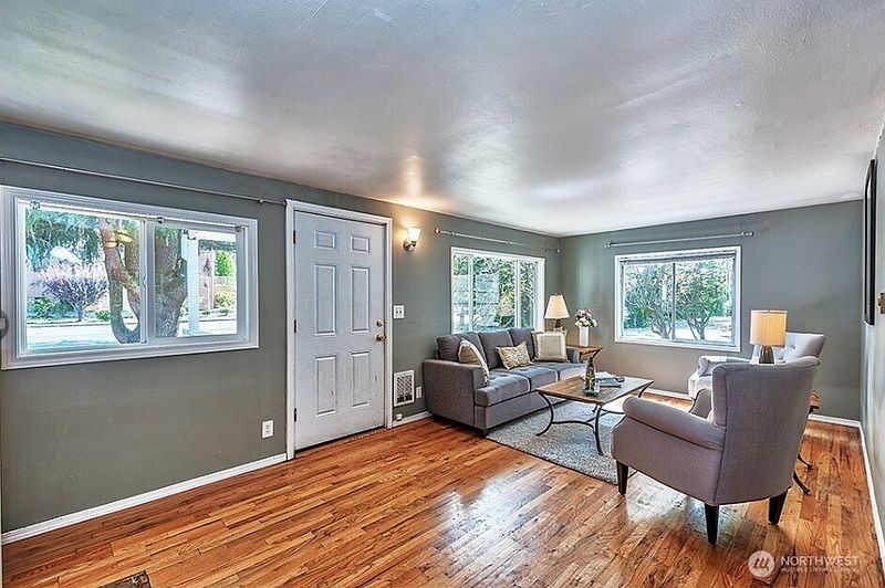 4th image of 22910 Edmonds Way