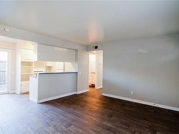 4th image of 2506 Manor Cir #B26