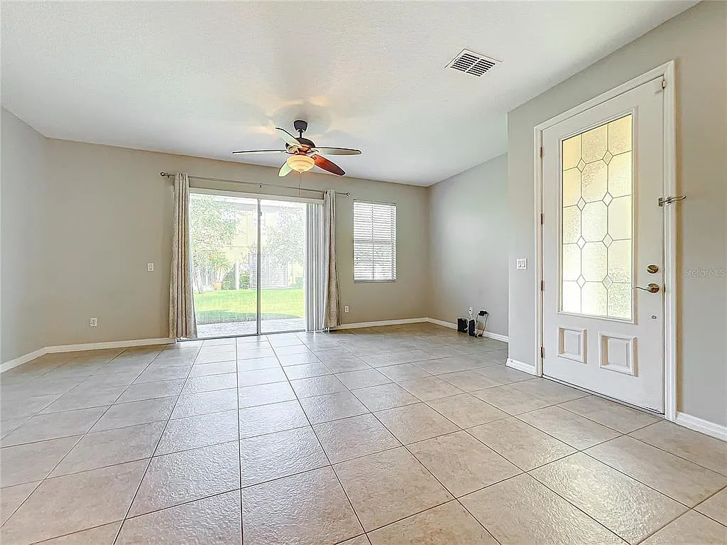 3 bed, 2.5 bath, 1656 sqft, $2,400 — Photo 4