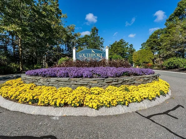 8 Woods Edge Ln Unit 8, Mashpee, MA 02649