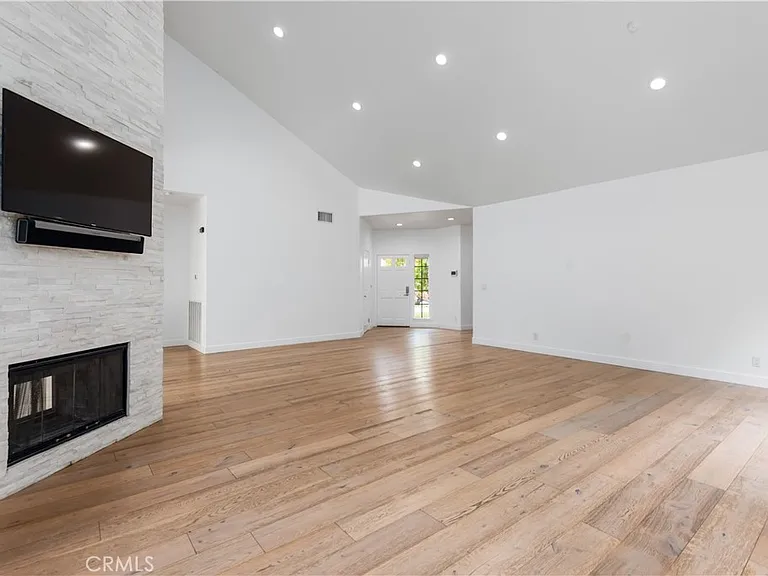 729 Maywood Ct — Photo 6
