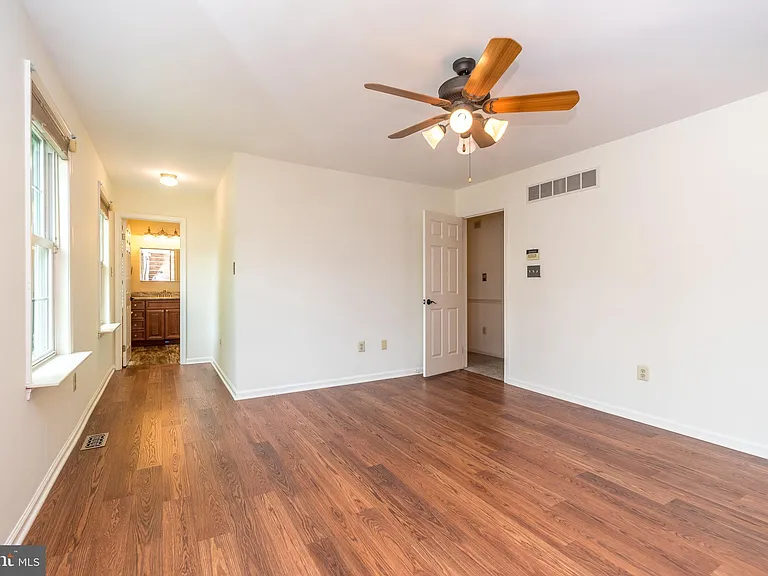 100 Live Oak Dr — Photo 32