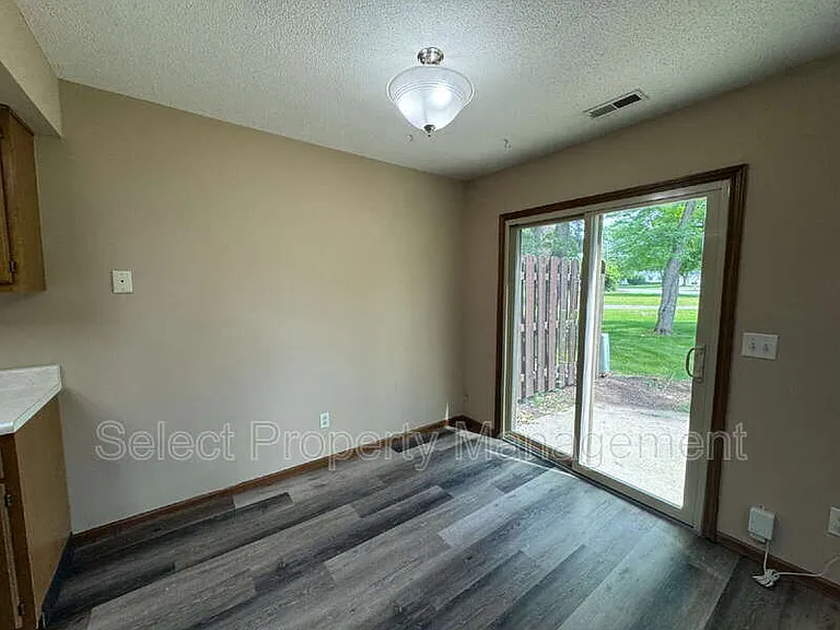 4904 Pinebrook Dr — Photo 8