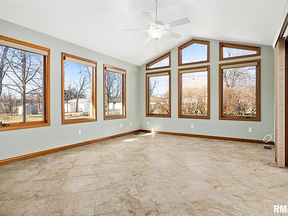 4th image of 611 W Detweiller Dr