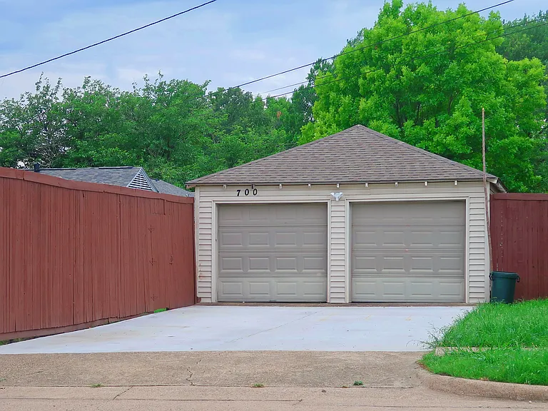700 Dumont Dr — Photo 12