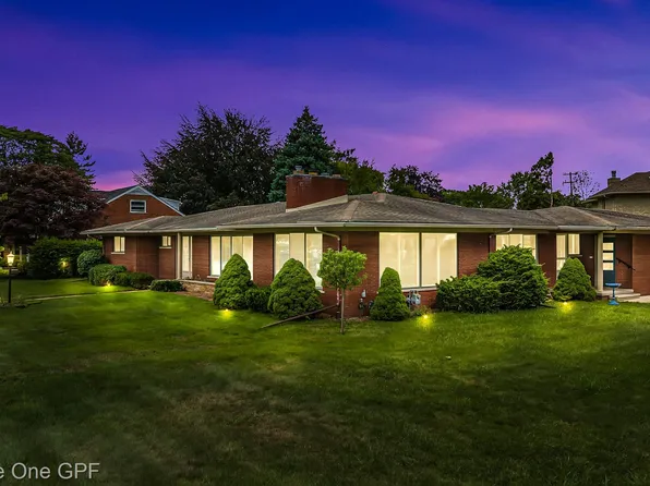 60 Moorland Dr, Grosse Pointe Shores, MI 48236