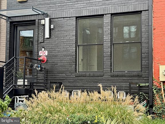3rd image of 256 15th St SE #3
