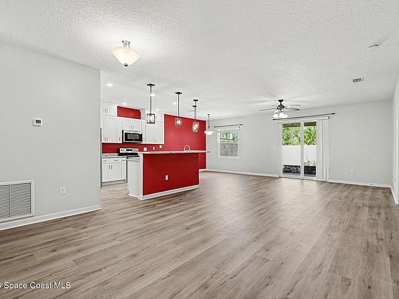 2nd image of 802 Marian Ct