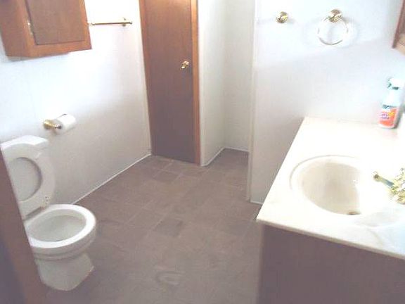 Bathroom (basement)