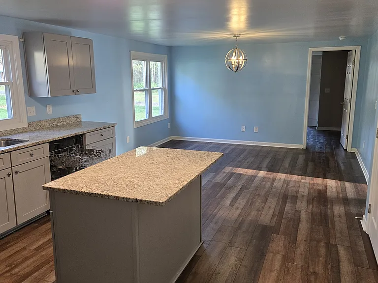 808 Lovers Lane Rd SE — Photo 3