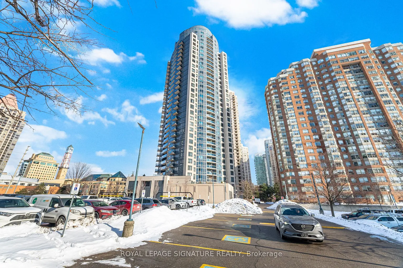 330 Burnhamthorpe Rd W #1402 photo 1