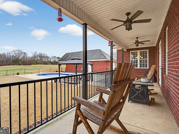 4th image of 401 English Rd