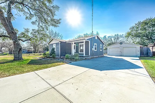 2738 Lilac St Photo 1