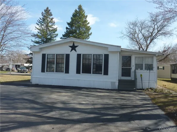 827 Arrowwood Pl, Niagara Falls, NY 14304