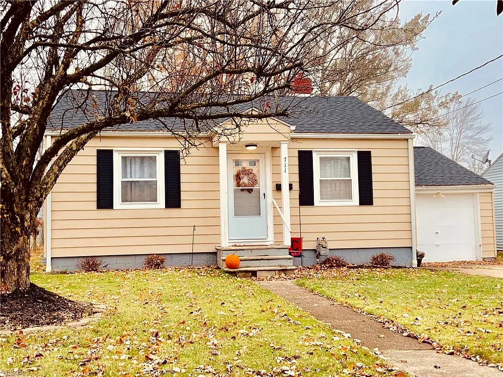 711 Oak St photo 1