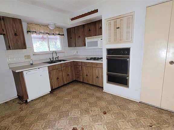 4th image of 1960 Flordawn Dr