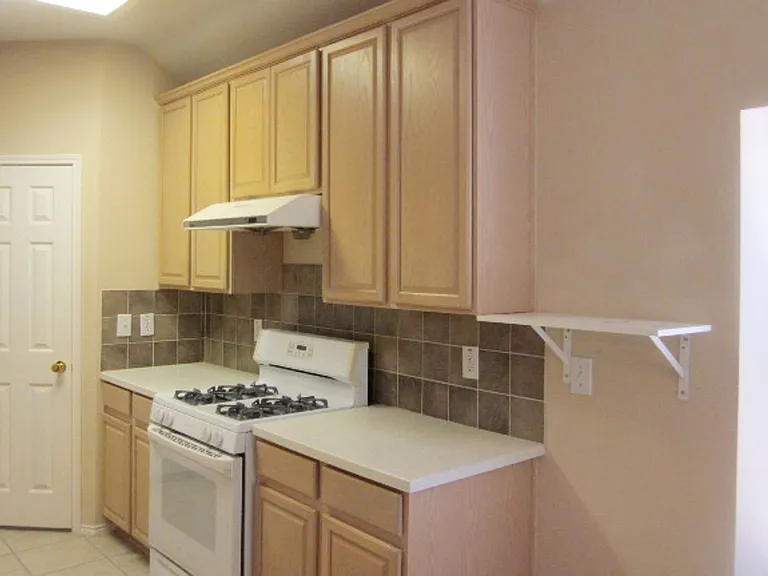 2029 Oak Manor Dr — Photo 3