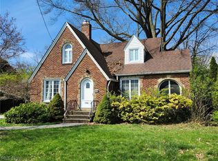 5916 Edgehill Dr, Parma Heights, OH 44130