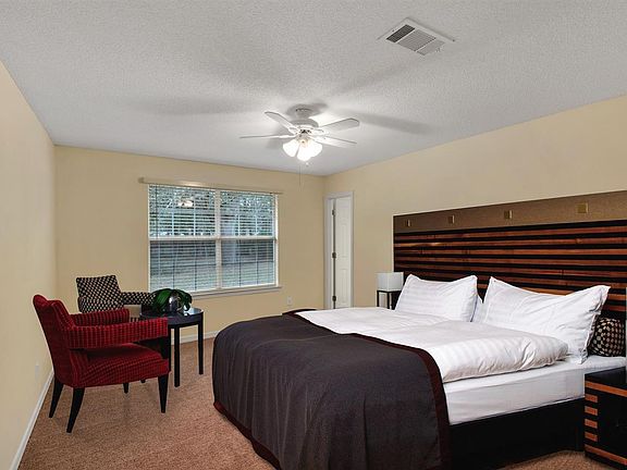 3rd image of 3001 Godwin Ln