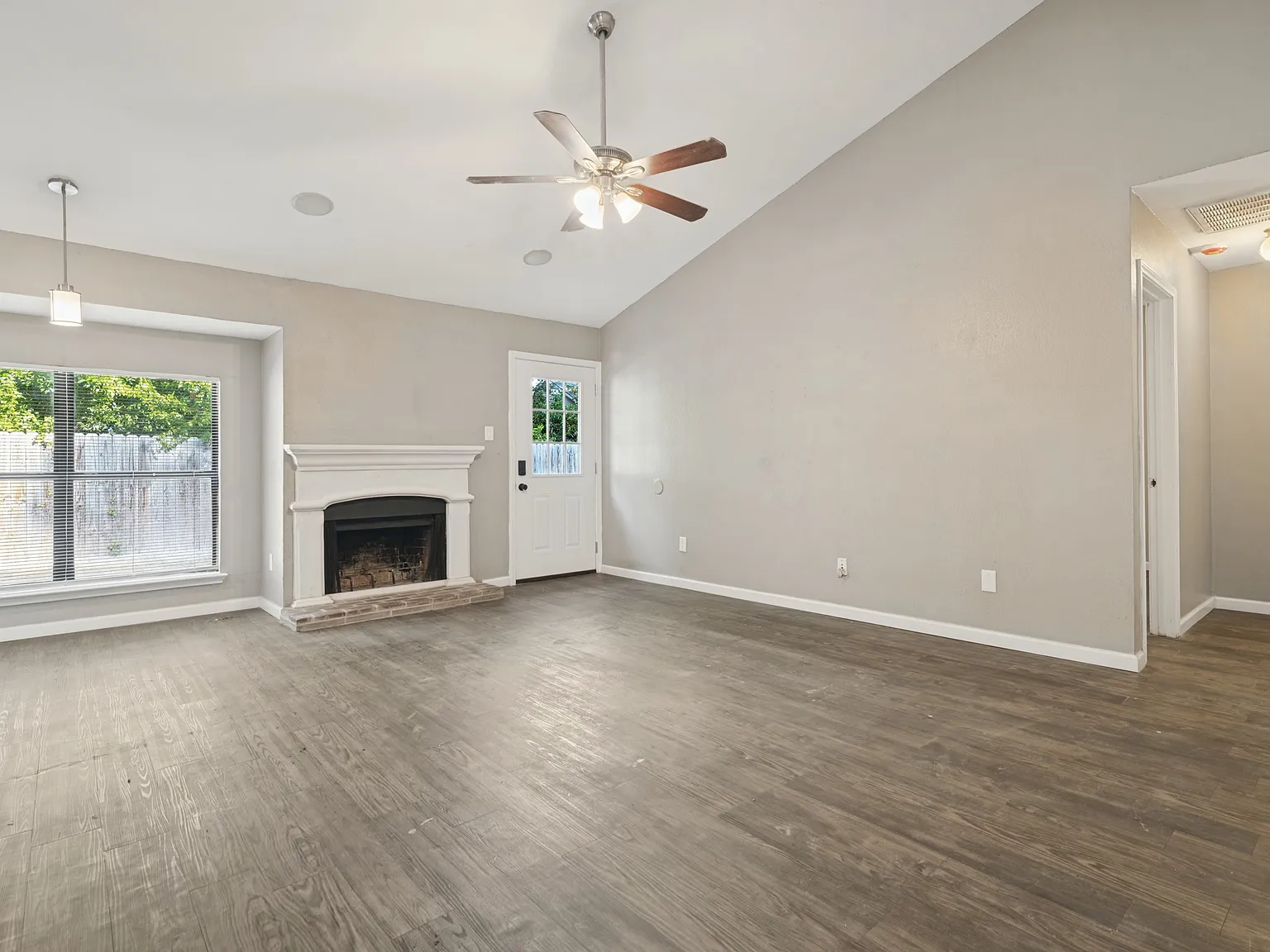 3 bed, 1555 sqft, $2,100 — Photo 4