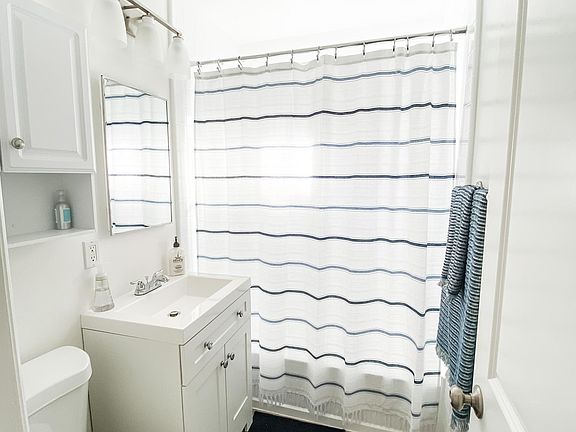5th image of 124 39th St APT B