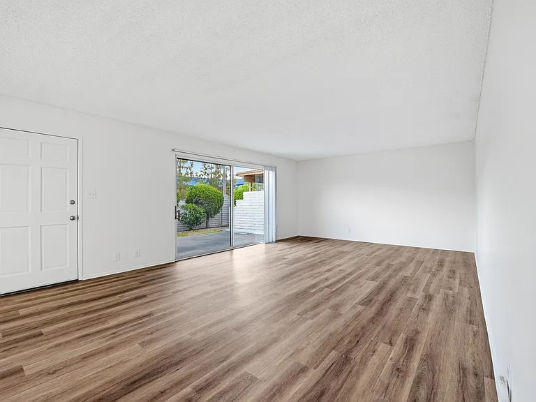 1022 San Marino Dr — Photo 5