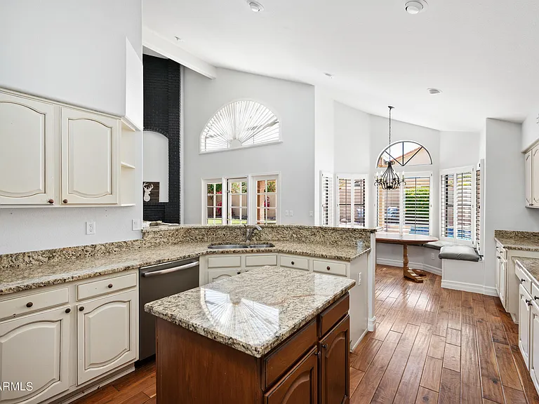 1660 W Honeysuckle Ln — Photo 9