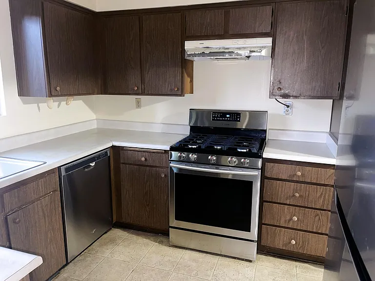 475 W Walnut St — Photo 8