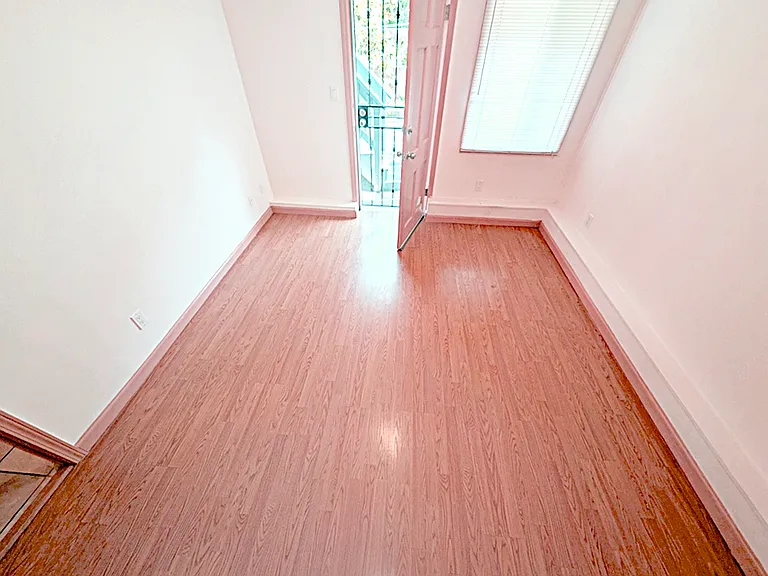 Sweeny St — Photo 3