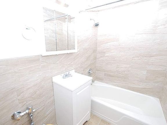 4th image of 41 W 71st St APT 3B
