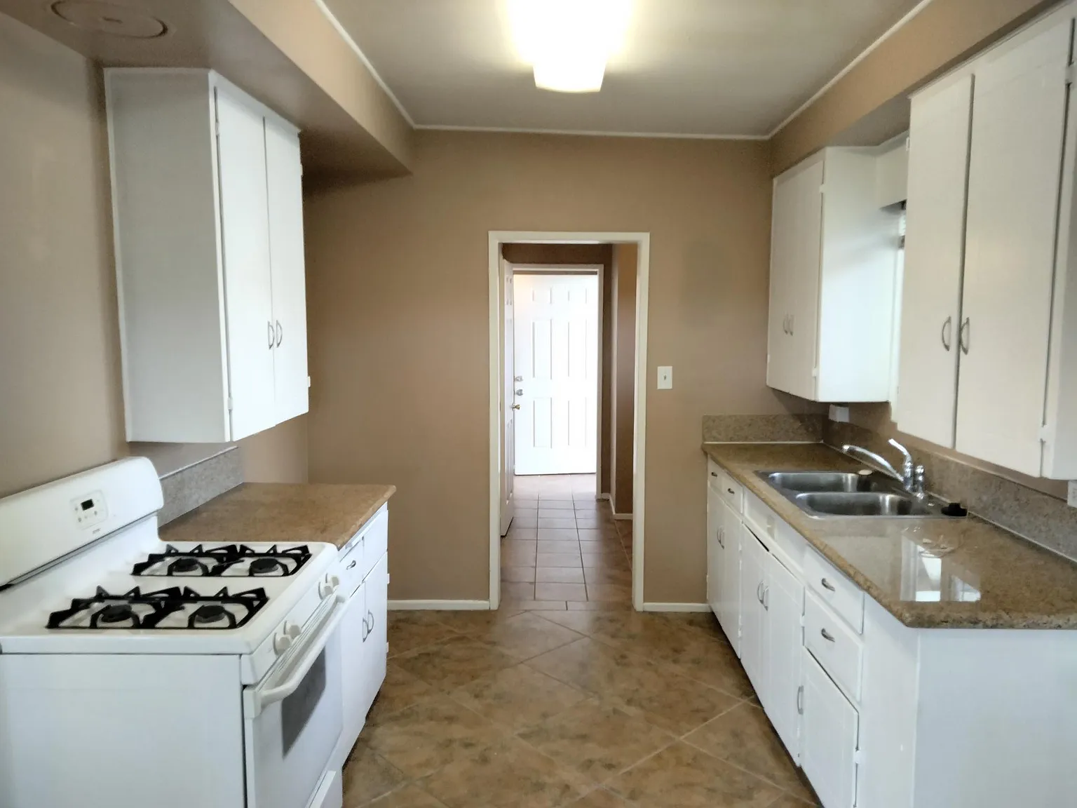 3 bed, 1.5 bath, 1300 sqft, $2,000 — Photo 1