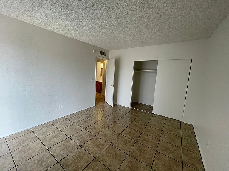 2 Bedroom And 1 Bath Triplex! **Move In Special** — Photo 11