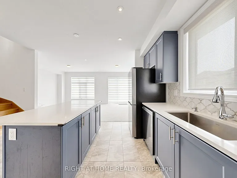 2046 Cameron Lott Cres — Photo 8
