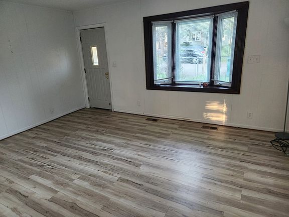 3rd image of 32 Arlington Ln