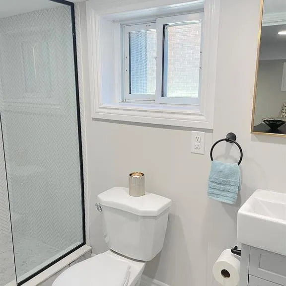 1677 Victoria Ave — Photo 32
