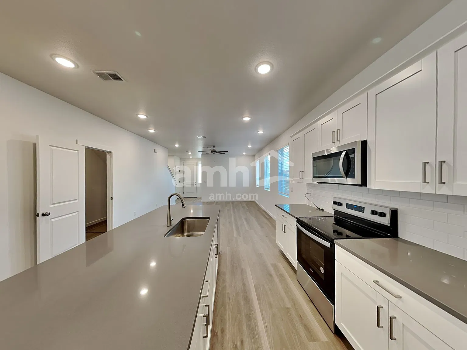 4 bed, 2.5 bath, 2202 sqft, $2,955 — Photo 3
