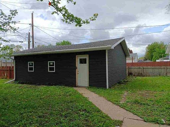 2nd image of 206 3rd St SE