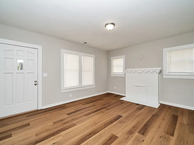 419 Gladys St — Photo 8