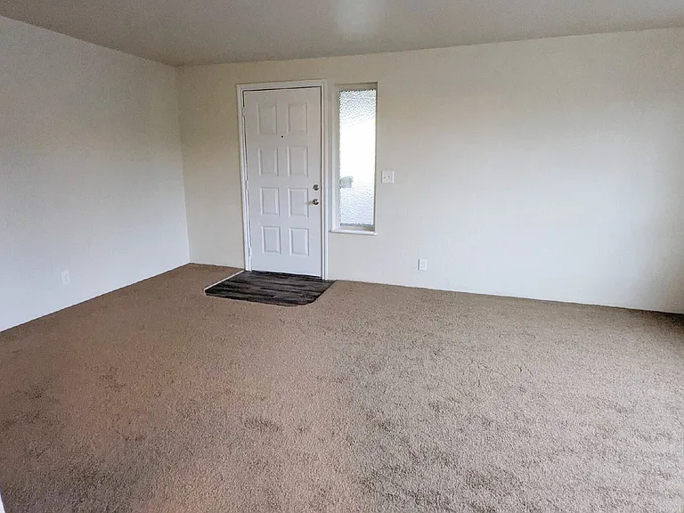 110 1/2 E Hillcrest Dr — Photo 2