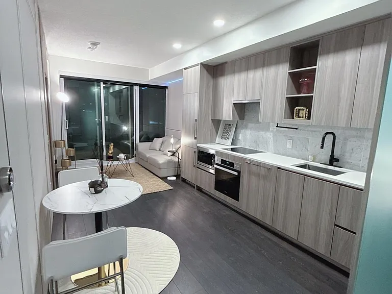 85 McMahon Dr #907 — Photo 13