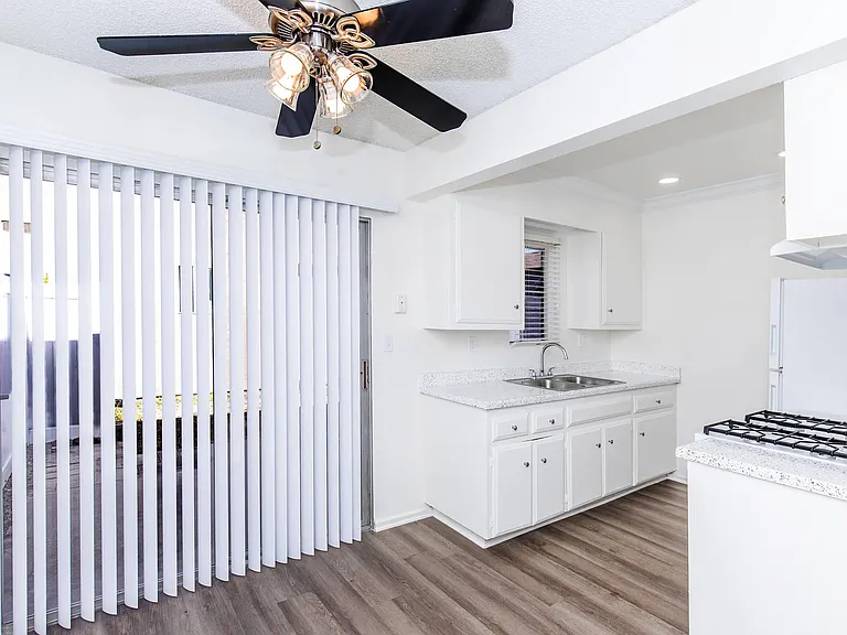 Buena La Vista Apartment Homes — Photo 53